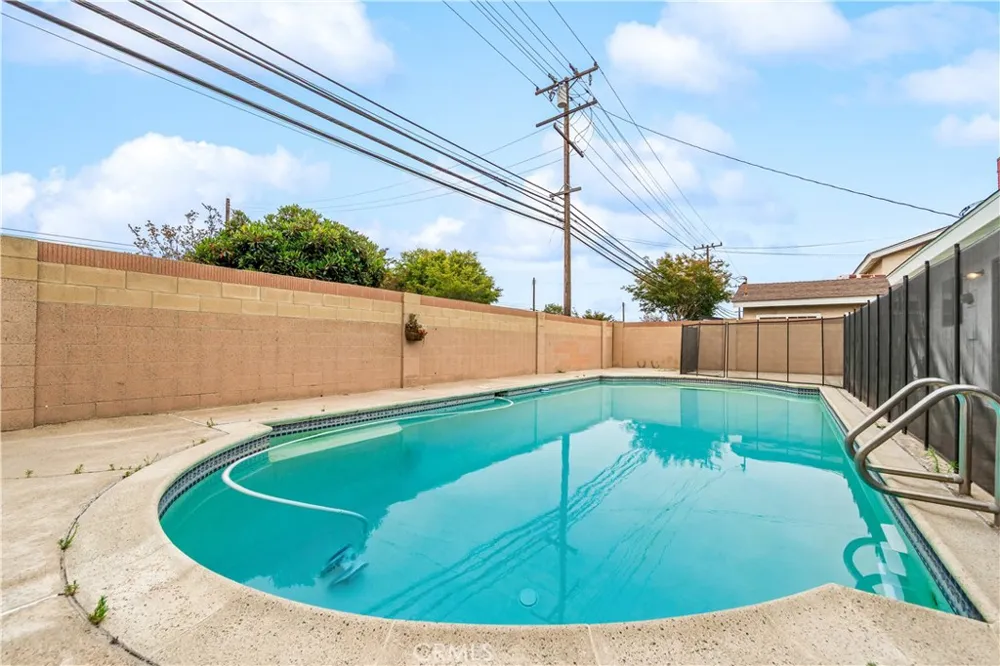 6101 Killarney Garden Grove, CA 92845