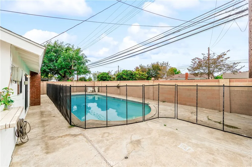 6101 Killarney Garden Grove, CA 92845