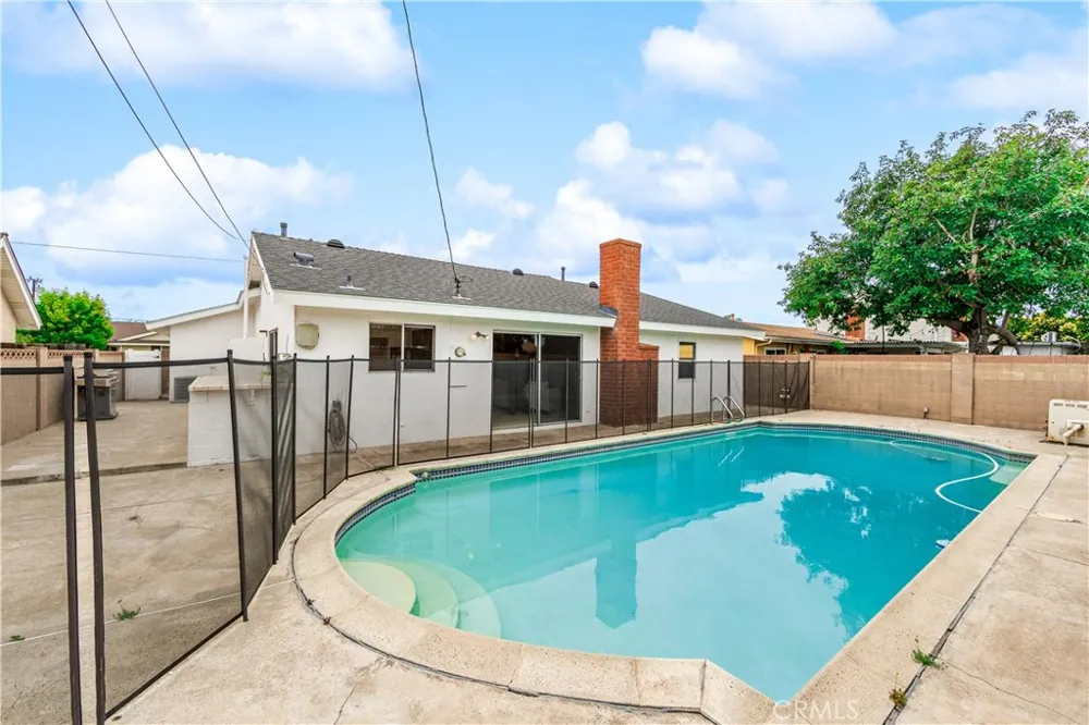 6101 Killarney Garden Grove, CA 92845