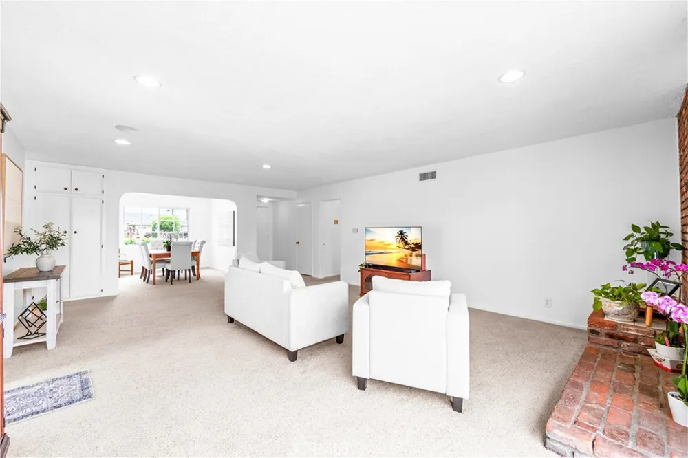 6101 Killarney Garden Grove, CA 92845