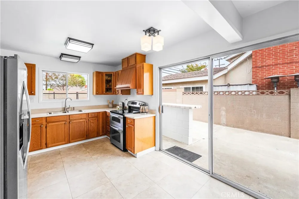 6101 Killarney Garden Grove, CA 92845