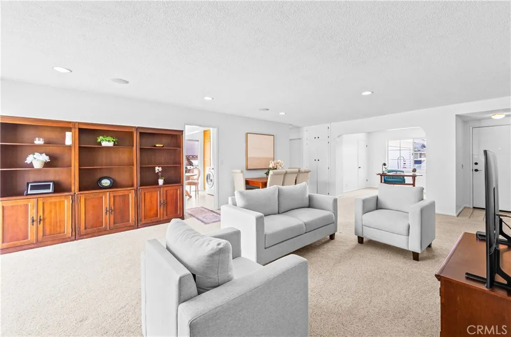 6101 Killarney Garden Grove, CA 92845