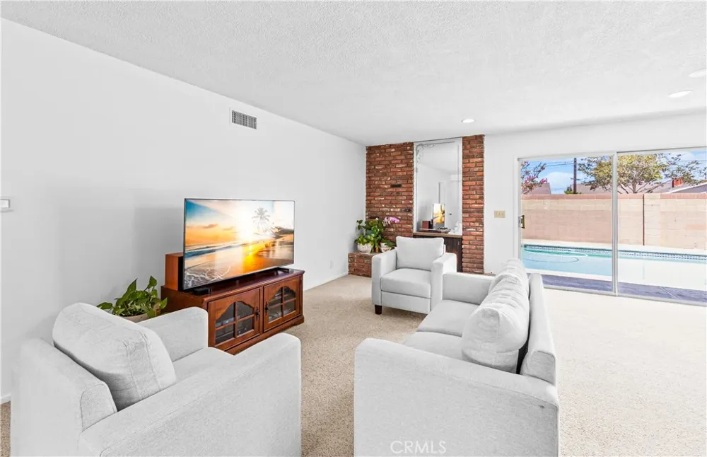 6101 Killarney Garden Grove, CA 92845