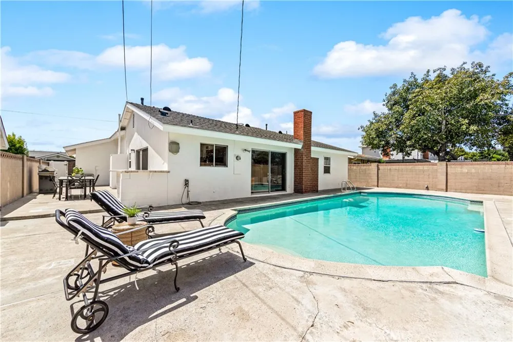 6101 Killarney Garden Grove, CA 92845