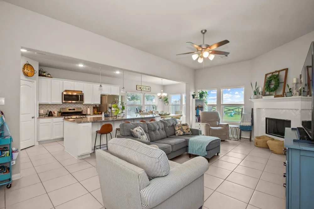 233 Twin Lakes Boulevard West Columbia, TX 77486