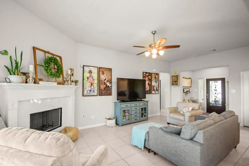 233 Twin Lakes Boulevard West Columbia, TX 77486