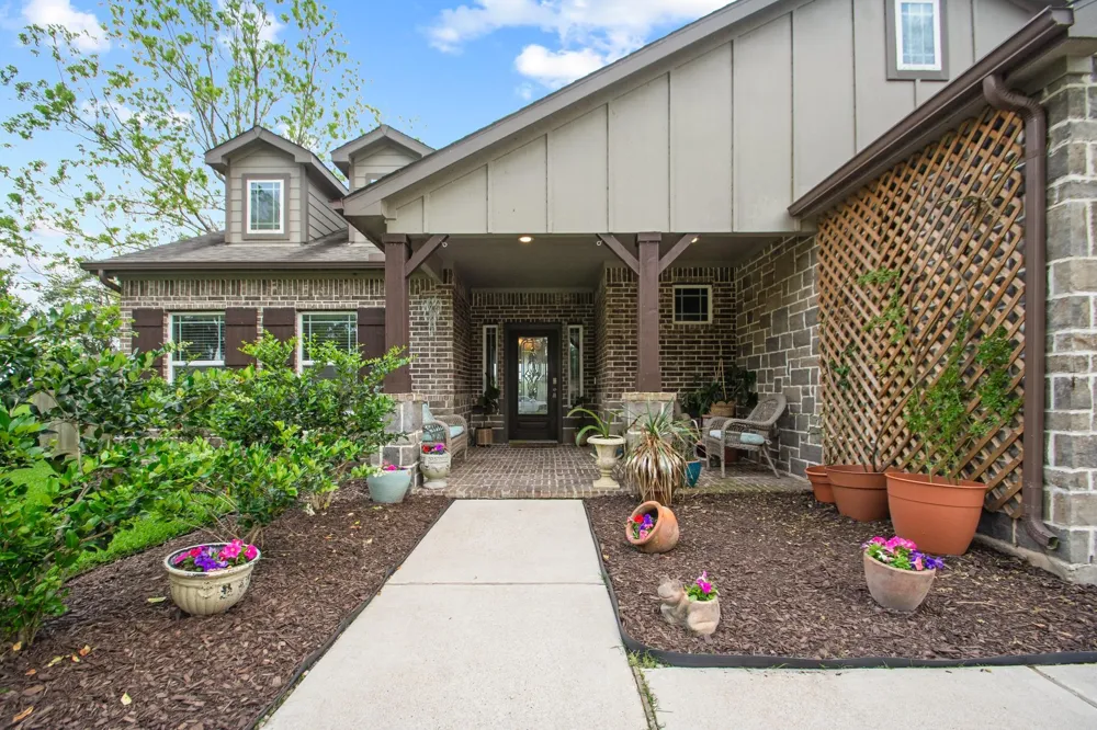 233 Twin Lakes Boulevard West Columbia, TX 77486