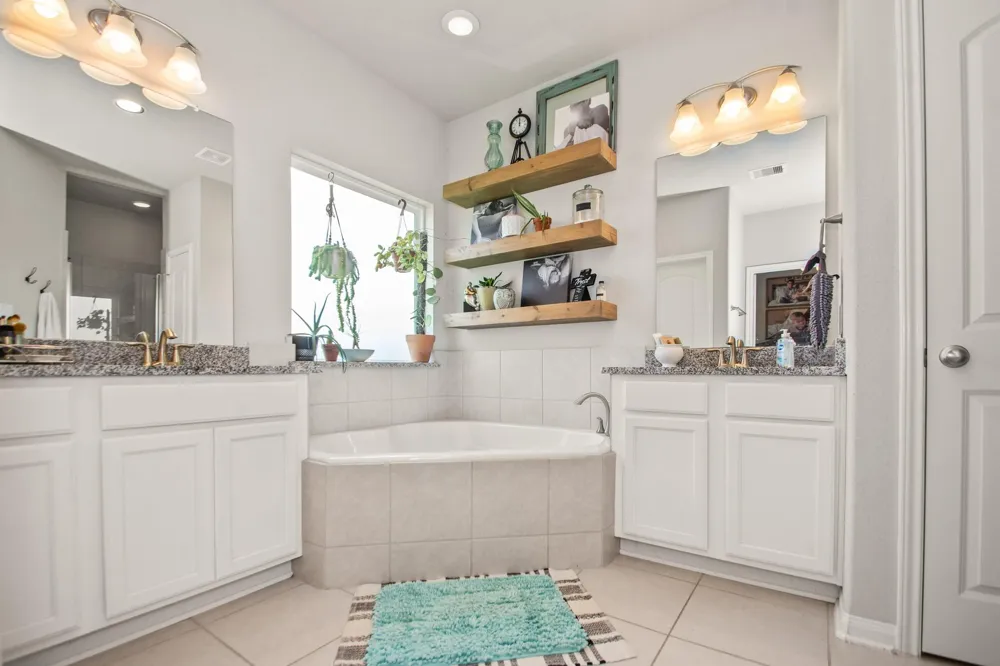 233 Twin Lakes Boulevard West Columbia, TX 77486