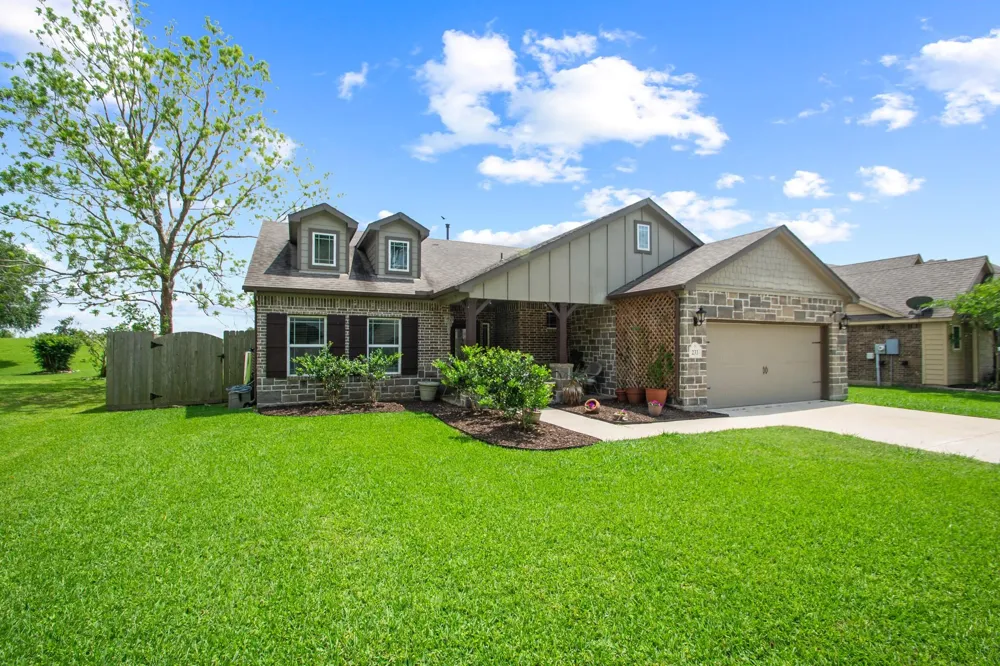 233 Twin Lakes Boulevard West Columbia, TX 77486