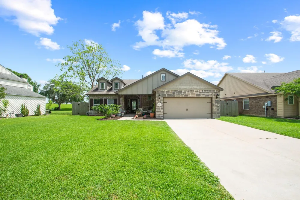 233 Twin Lakes Boulevard West Columbia, TX 77486