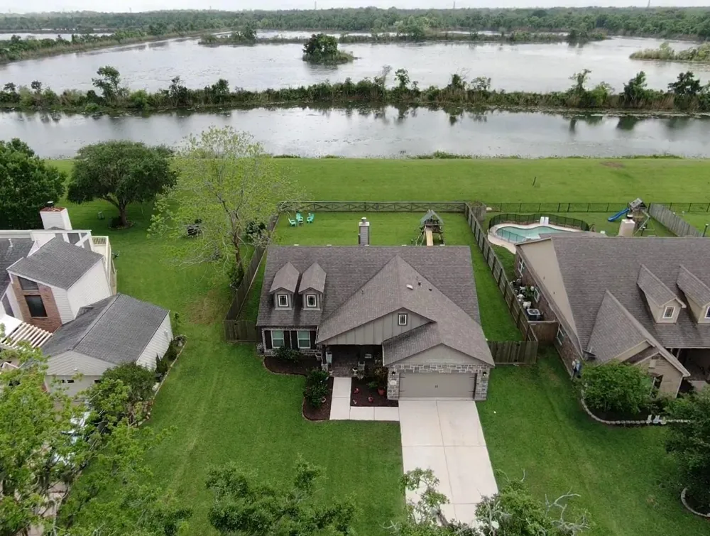 233 Twin Lakes Boulevard West Columbia, TX 77486