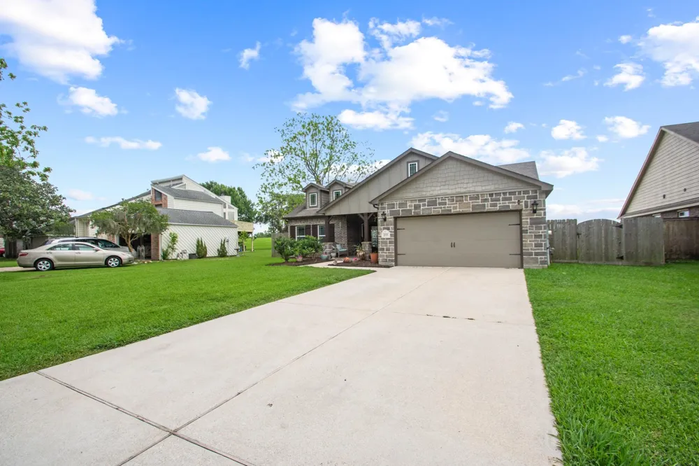 233 Twin Lakes Boulevard West Columbia, TX 77486