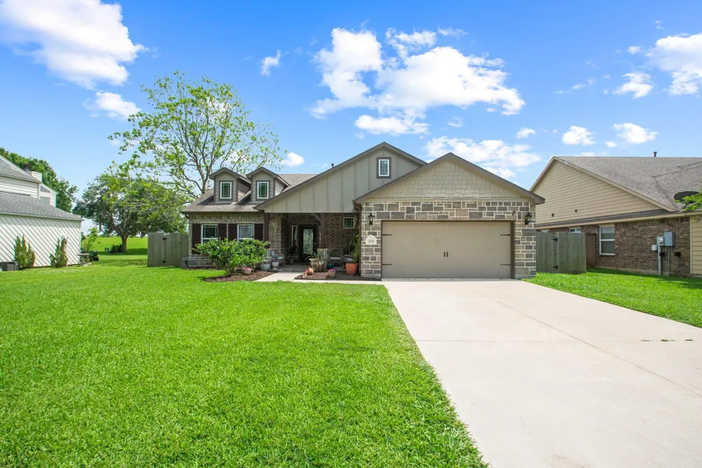 233 Twin Lakes Boulevard West Columbia, TX 77486
