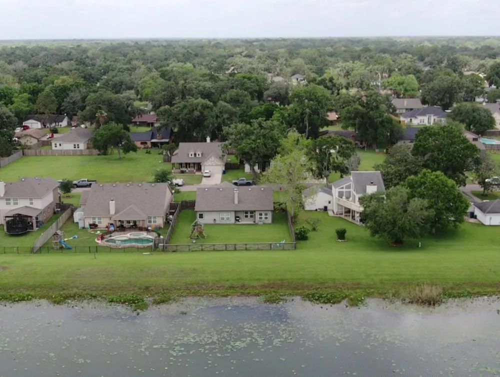 233 Twin Lakes Boulevard West Columbia, TX 77486