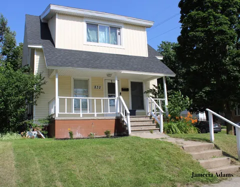 832 College Avenue NE