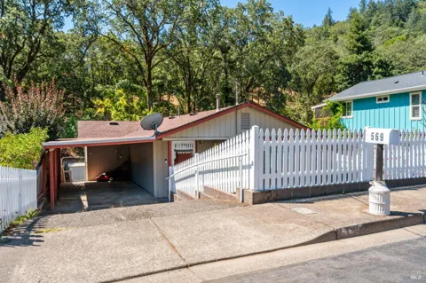 569 Redwood Avenue