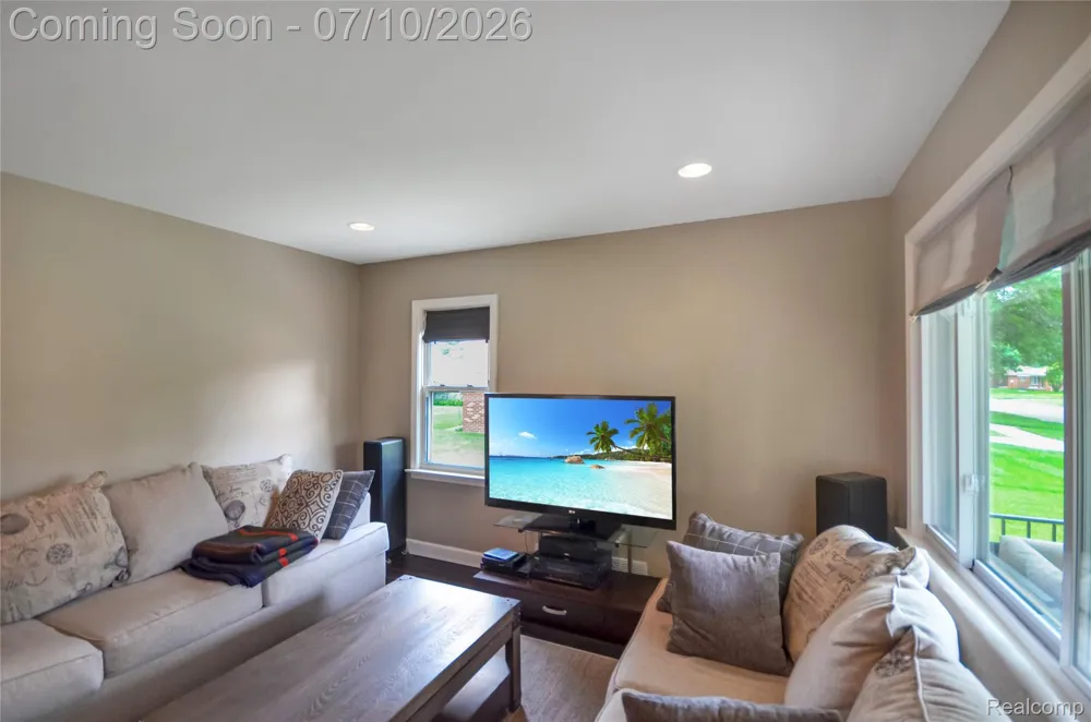 29067 Milton Avenue Madison Heights City, MI 48071
