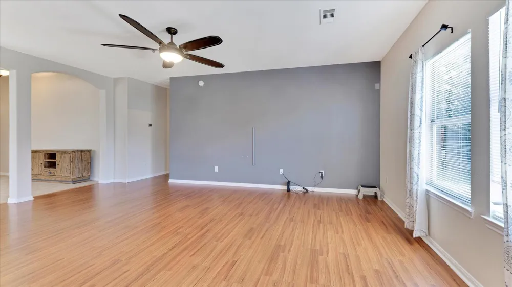 8614 W Highlands Crossing Highlands, TX 77562