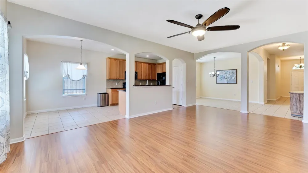 8614 W Highlands Crossing Highlands, TX 77562