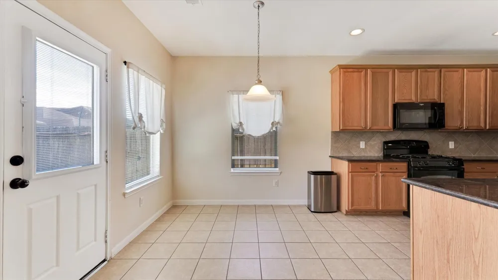 8614 W Highlands Crossing Highlands, TX 77562