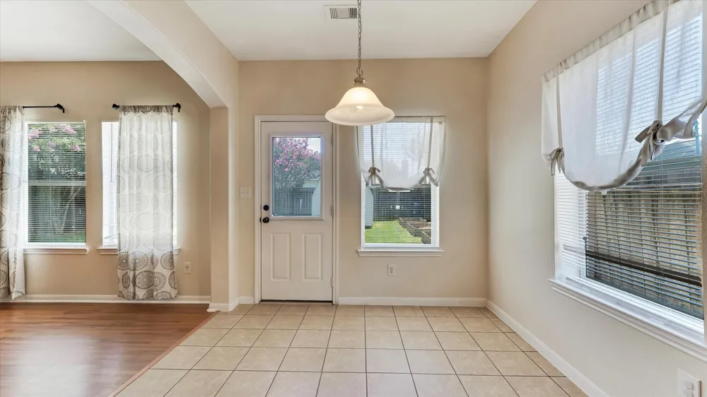 8614 W Highlands Crossing Highlands, TX 77562