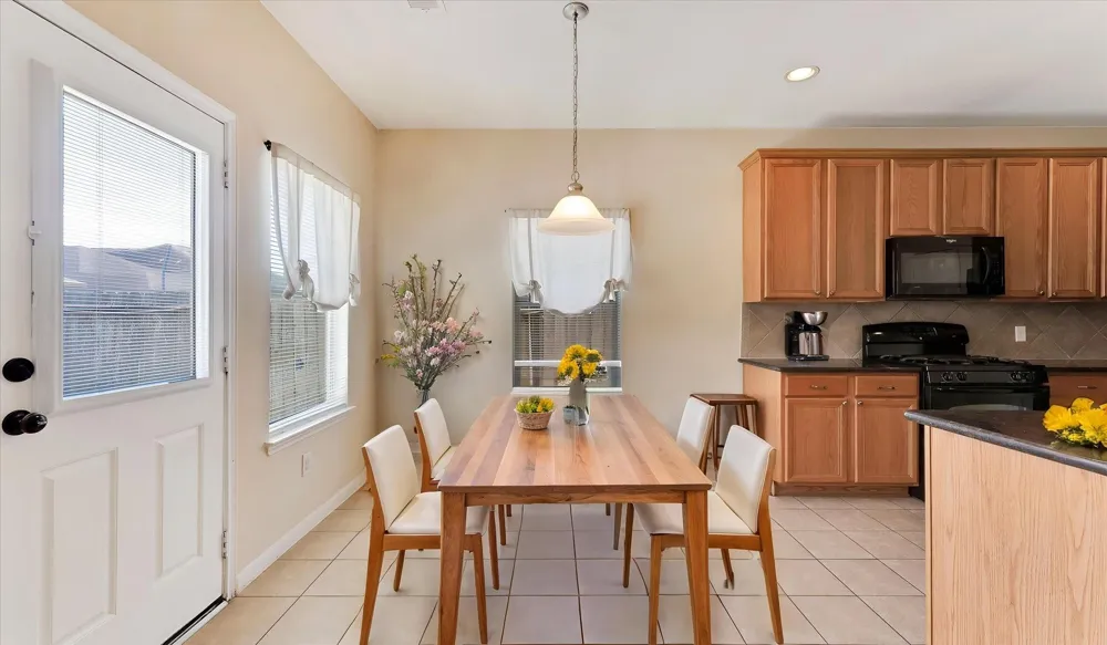 8614 W Highlands Crossing Highlands, TX 77562