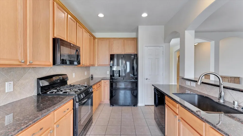 8614 W Highlands Crossing Highlands, TX 77562