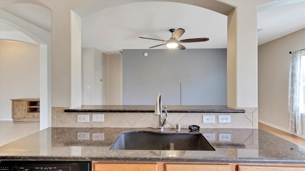 8614 W Highlands Crossing Highlands, TX 77562