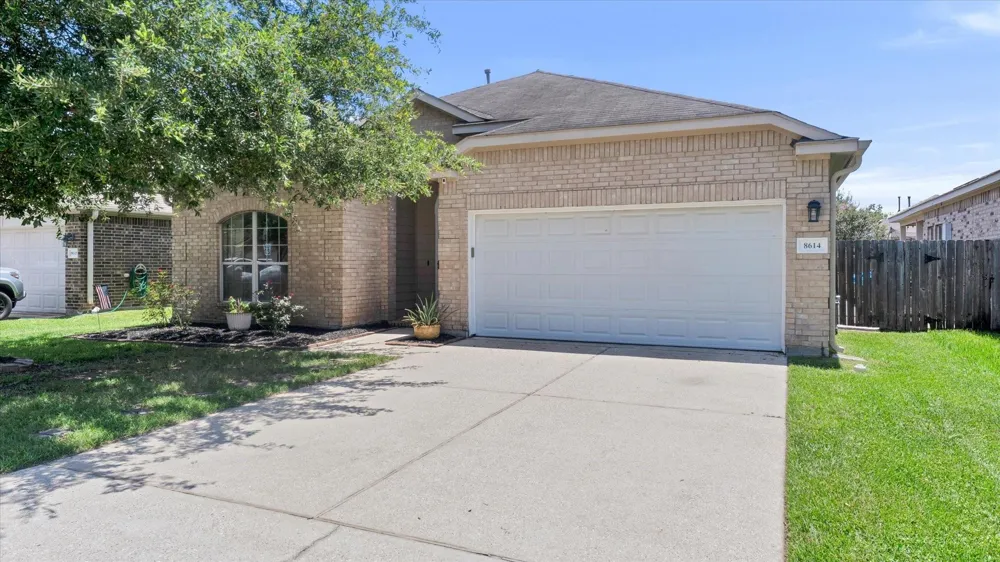 8614 W Highlands Crossing Highlands, TX 77562
