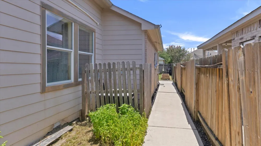 8614 W Highlands Crossing Highlands, TX 77562