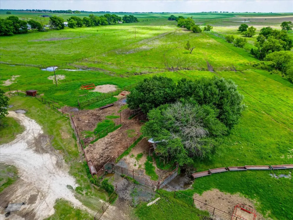 11436 St Hwy 171 Covington, TX 76636