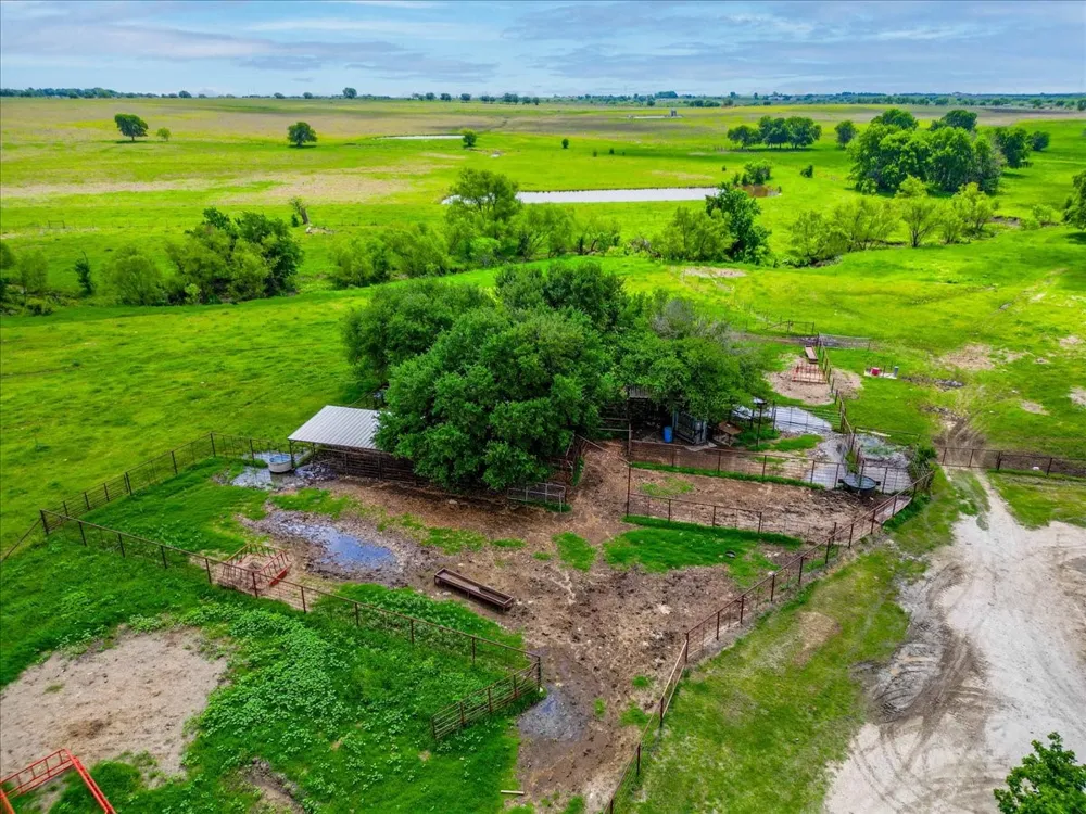 11436 St Hwy 171 Covington, TX 76636