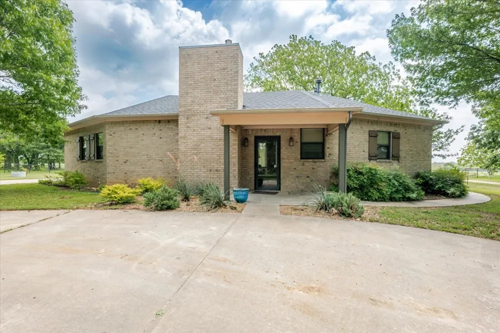 11436 St Hwy 171 Covington, TX 76636