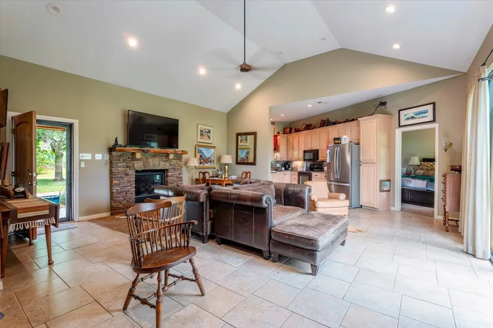 11436 St Hwy 171 Covington, TX 76636