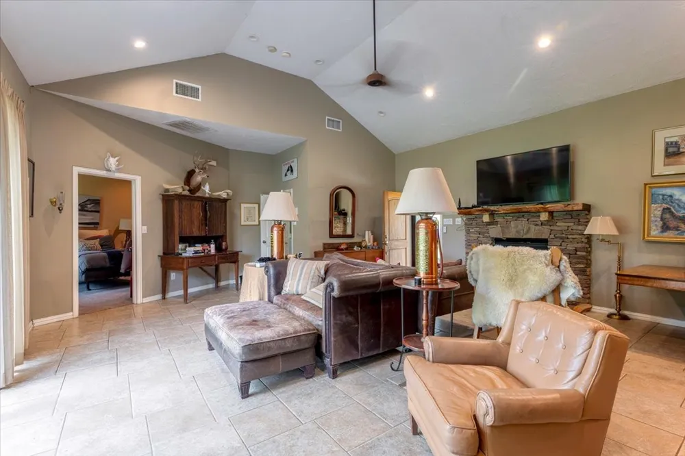 11436 St Hwy 171 Covington, TX 76636