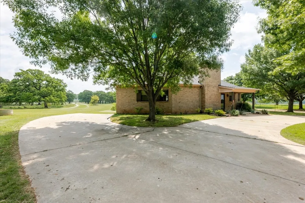 11436 St Hwy 171 Covington, TX 76636