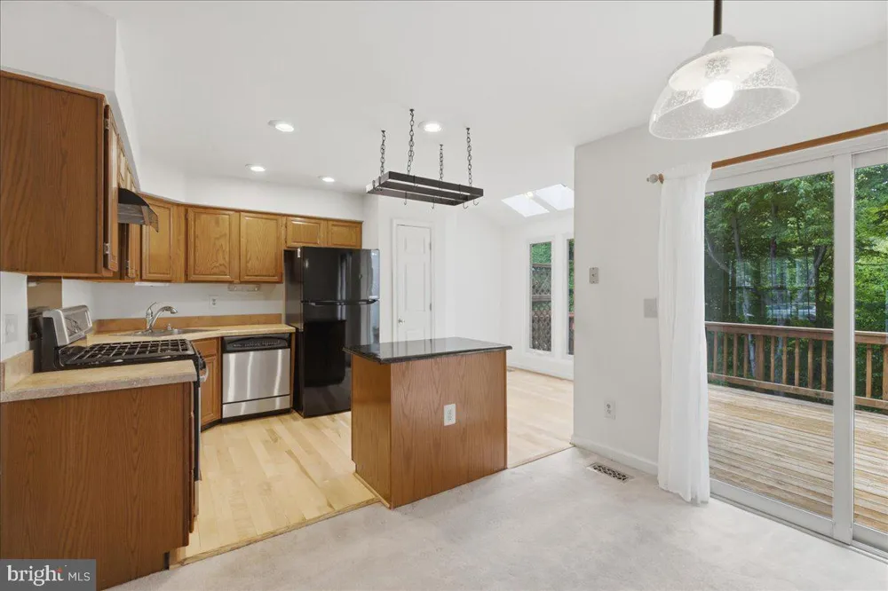 6090 JOUST LANE Alexandria, VA 22315