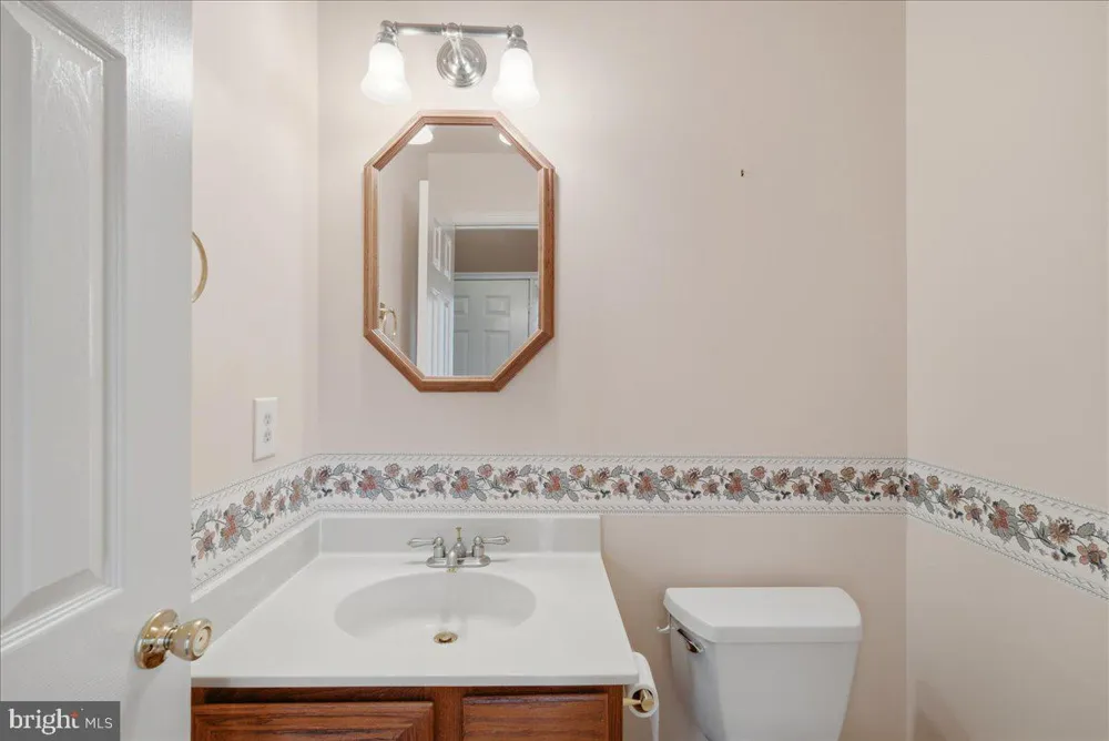 6090 JOUST LANE Alexandria, VA 22315