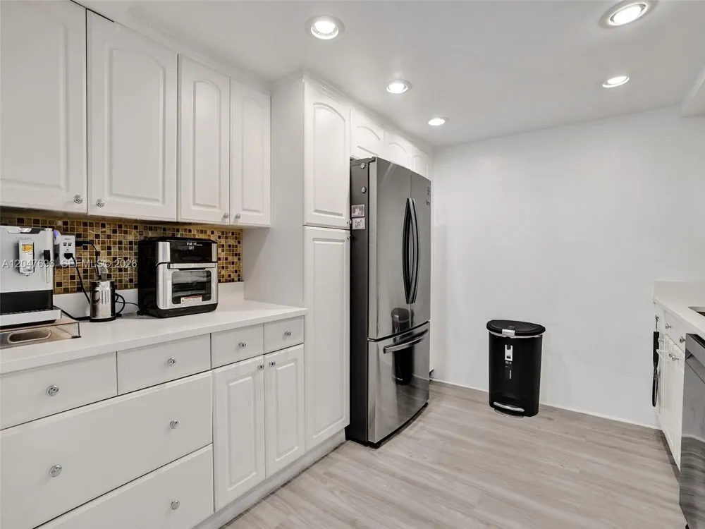 800 Parkview Dr #131 Hallandale Beach, FL 33009