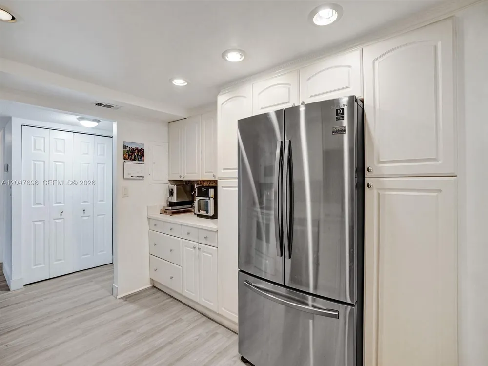 800 Parkview Dr #131 Hallandale Beach, FL 33009