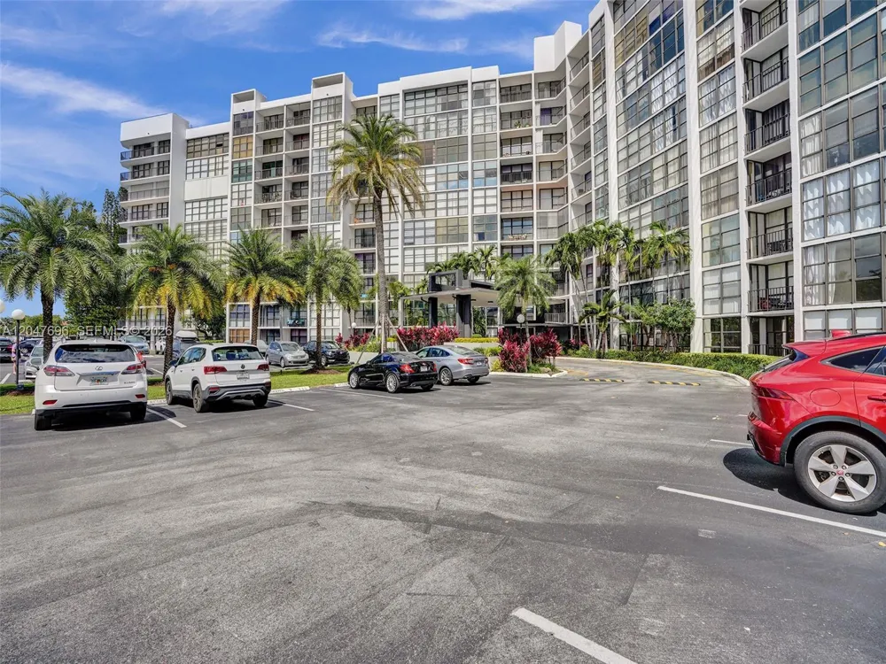 800 Parkview Dr #131 Hallandale Beach, FL 33009