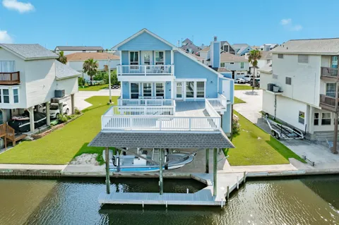 325 Admiral Circle