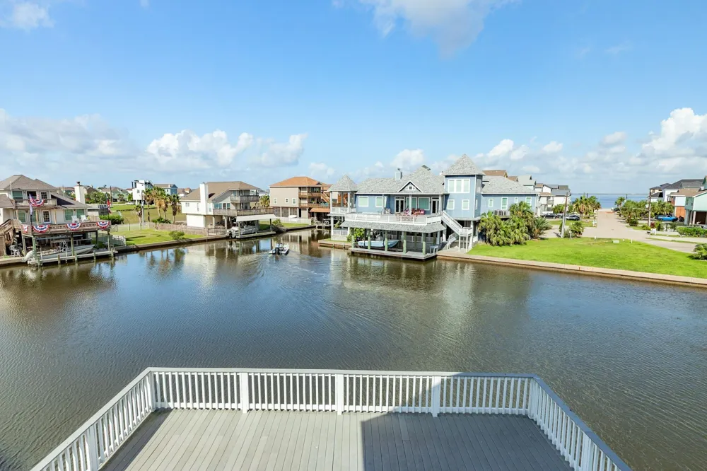 325 Admiral Circle Tiki Island, TX 77554