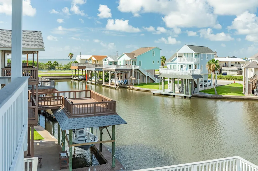 325 Admiral Circle Tiki Island, TX 77554