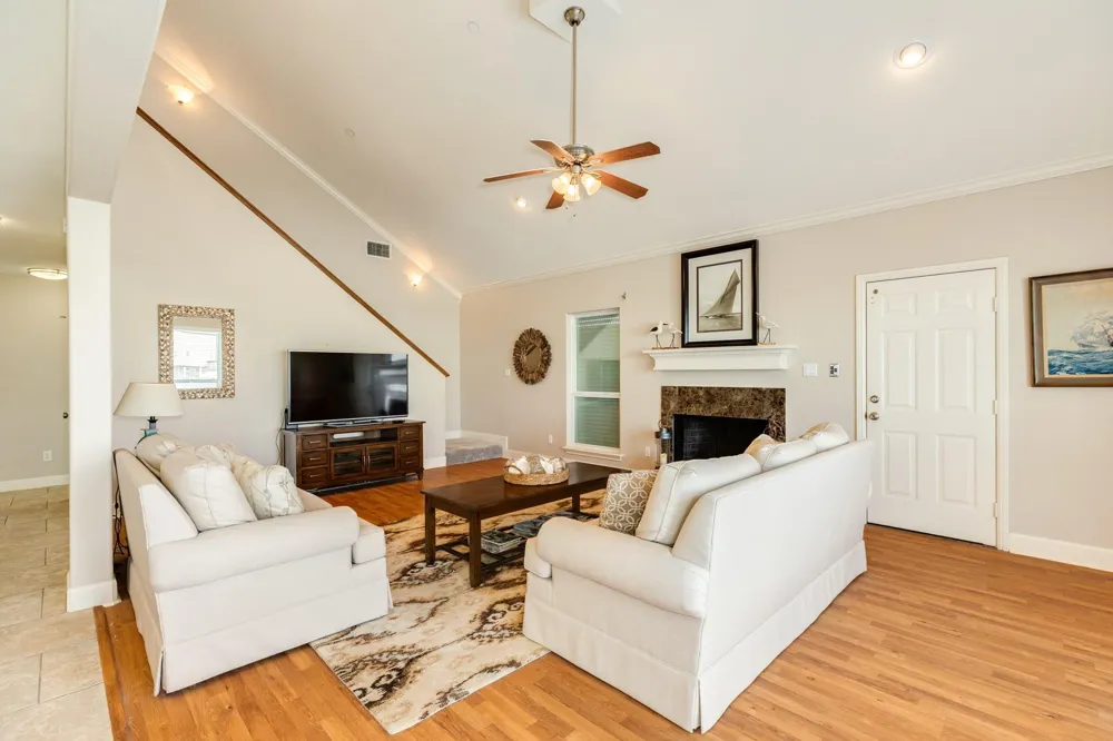 325 Admiral Circle Tiki Island, TX 77554