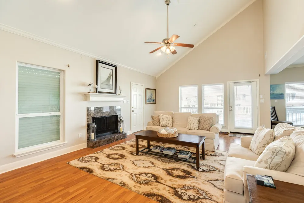 325 Admiral Circle Tiki Island, TX 77554