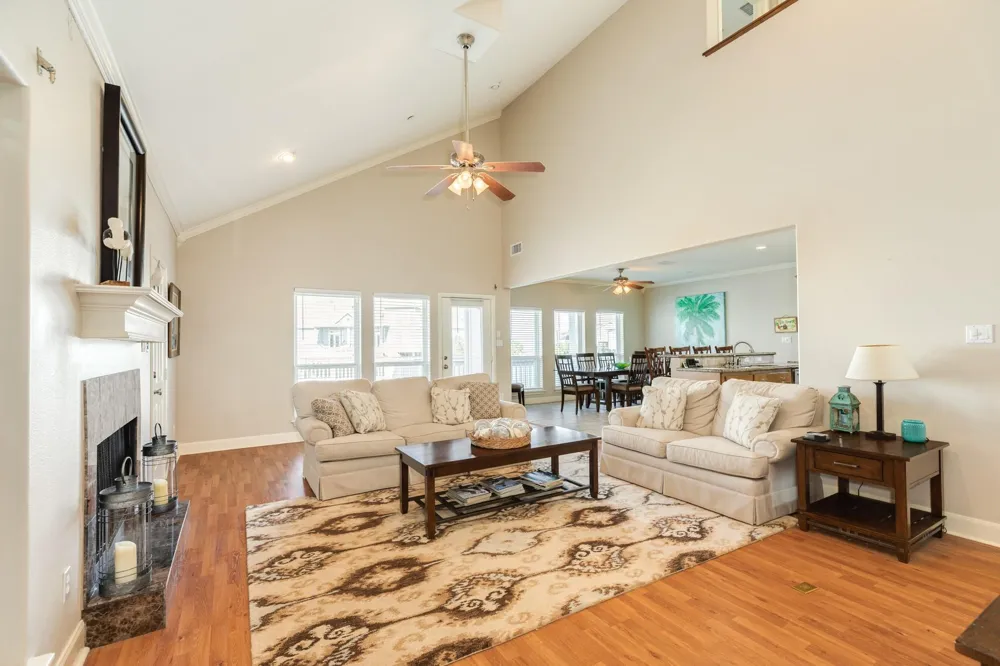 325 Admiral Circle Tiki Island, TX 77554