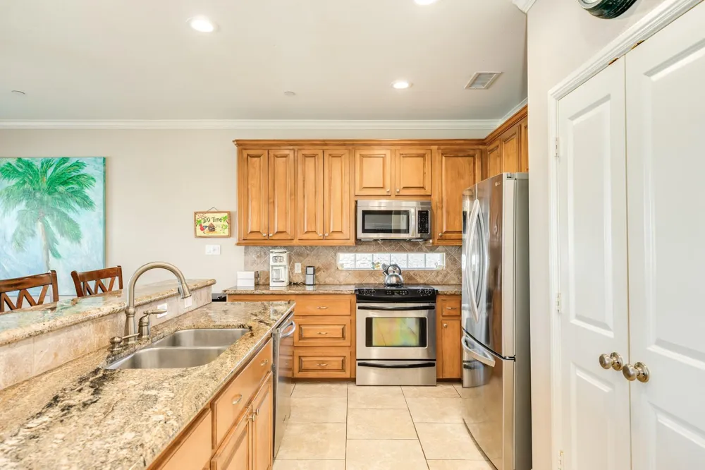 325 Admiral Circle Tiki Island, TX 77554