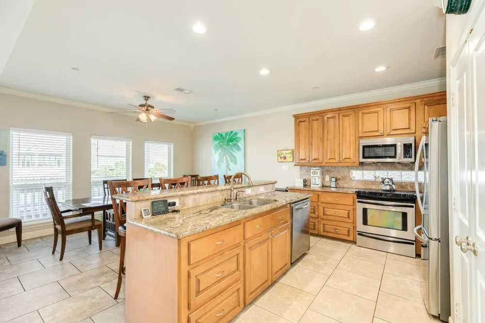 325 Admiral Circle Tiki Island, TX 77554