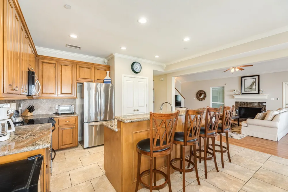 325 Admiral Circle Tiki Island, TX 77554